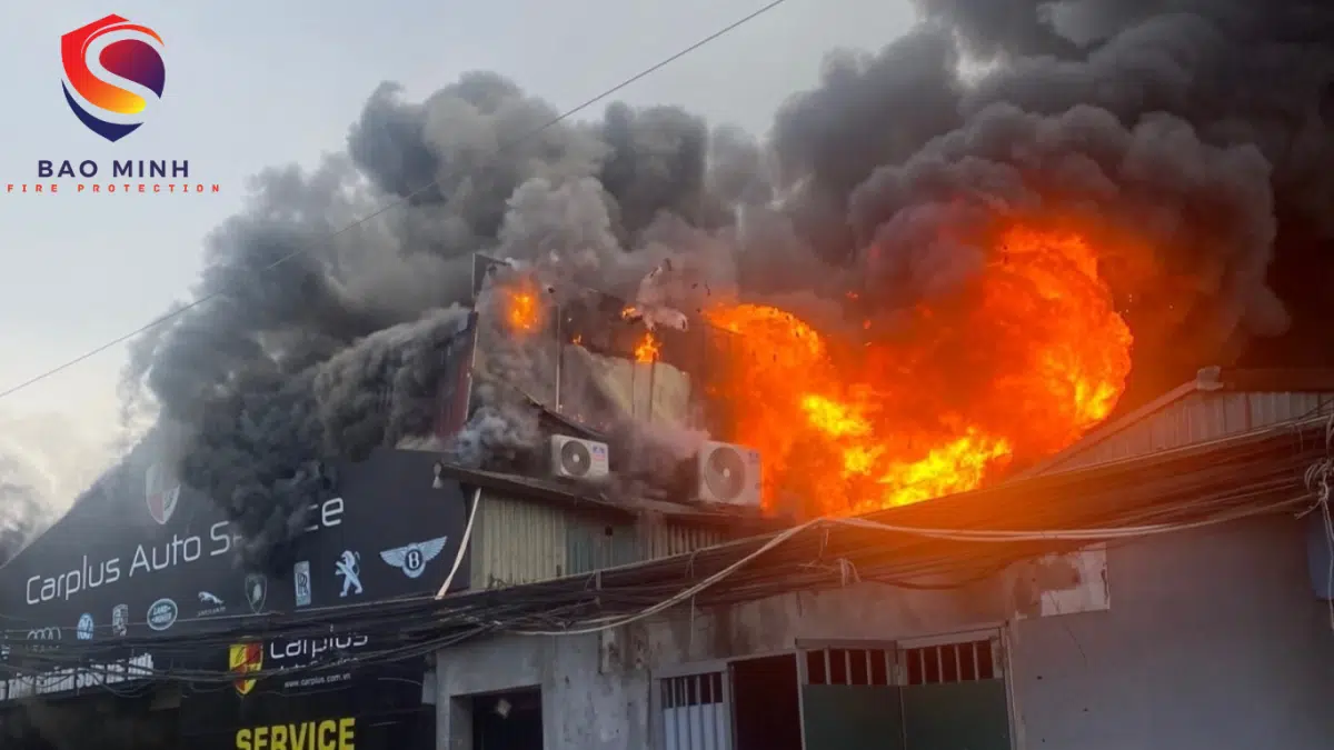 Cháy nổ tại gara ô tô 